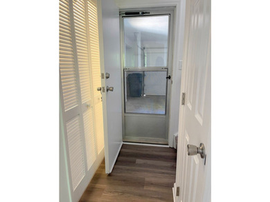 Beautifully renovated condo located in the desirable Holiday - photo 28