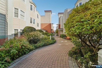 Spacious &amp; upgraded home in the prestigious promenade. South