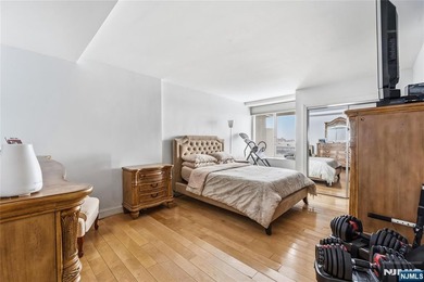 Welcome to 2 Horizon Road, a well-appointed unit set on a quiet - photo 15