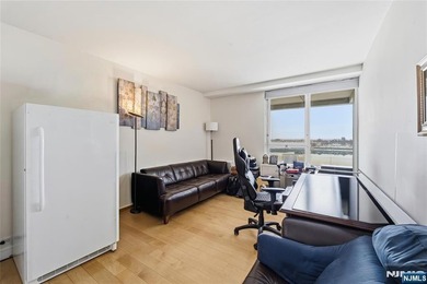 Welcome to 2 Horizon Road, a well-appointed unit set on a quiet - photo 18
