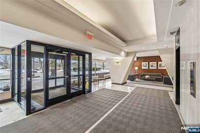Welcome to 2 Horizon Road, a well-appointed unit set on a quiet - photo 23