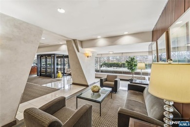 Welcome to 2 Horizon Road, a well-appointed unit set on a quiet - photo 25