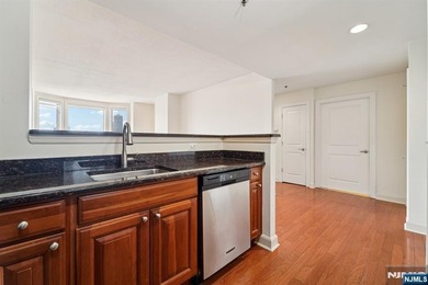 BEAUTIFUL 2 BEDROOM, 2 BATHROOM CONDO ON THE HUDSON WITH DIRECT