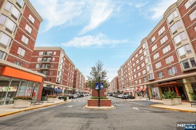 1,329 sq ft 2-bed, 2-bath condo in Edgewater's sought-after City