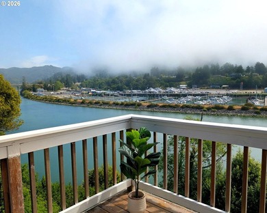 Wake up to sweeping views of the Chetco River, Pacific Ocean and - photo 4