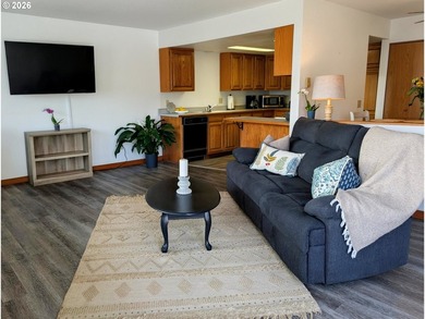 Wake up to sweeping views of the Chetco River, Pacific Ocean and - photo 7