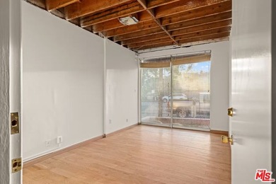 Exceptional opportunity in a prime Venice location, situated - photo 23