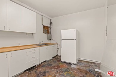 Exceptional opportunity in a prime Venice location, situated - photo 29