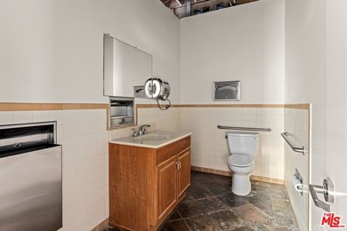 Exceptional opportunity in a prime Venice location, situated - photo 30