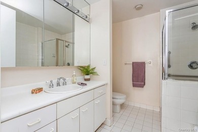 Welcome to the luxurious Carlton House, a premier and centrally - photo 25