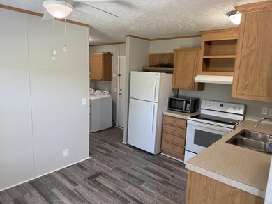 Two-bedroom, two-bathroom Fleetwood mobile home in Foxfire - photo 13