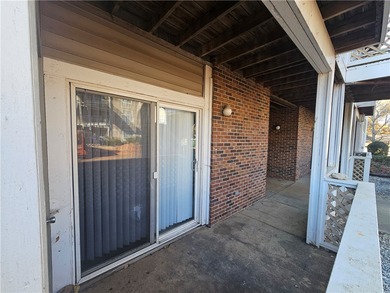 Check out this updated 4 bed, 2 bath condominium in the heart of - photo 15