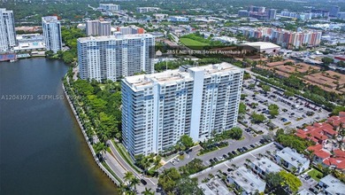 Little Maule Lake Condo For Sale in Aventura Florida