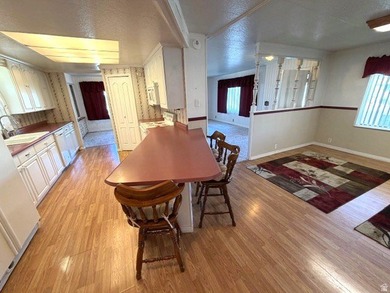 2-Bed, 2-Bath Double-Wide in 55+ Community! This beautiful 1975 - photo 2