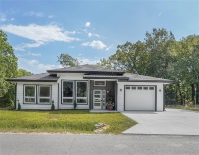 Lake Home For Sale in Gallatin, Missouri