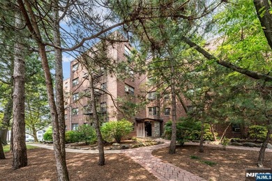 Sunny, updated 1-bedroom co-op in the Linwood Park community at