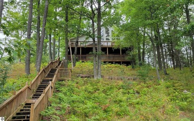 Escape to the beauty of Stylus Lake with this charming three - photo 1