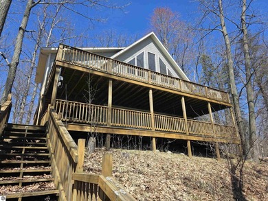 Escape to the beauty of Stylus Lake with this charming three - photo 2