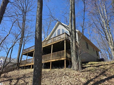 Escape to the beauty of Stylus Lake with this charming three - photo 4