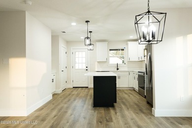 ELEGANT NEW CONSTRUCTION WITH CUSTOM DETAILS! Welcome to this - photo 4