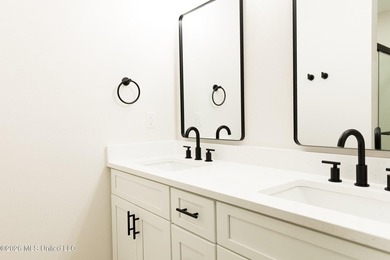 ELEGANT NEW CONSTRUCTION WITH CUSTOM DETAILS! Welcome to this - photo 8