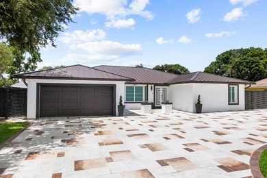 Welcome to this single-story residence in the desirable Lake - photo 2