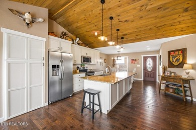 Set against a backdrop of year-round mountain views, this - photo 15