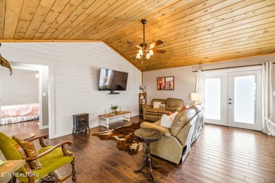Set against a backdrop of year-round mountain views, this - photo 18