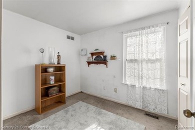 Opportunity is knocking ! Welcome home to this charming 3-bed, 2 - photo 19