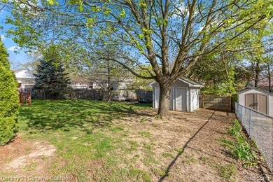 Opportunity is knocking ! Welcome home to this charming 3-bed, 2 - photo 36