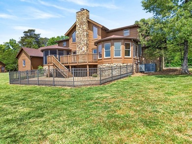 MAJESTIC LAKE HOME ON 1.95 ACRE LOT! This 3 bedroom 3.5 bath Tn - photo 8