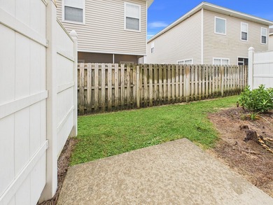 This beautifully maintained 3-bedroom, 2.5-bathroom end-unit - photo 27