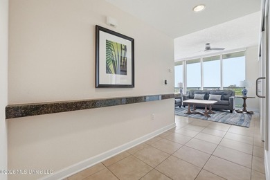 Spectacular front unit with floor to ceiling windows that allow - photo 4