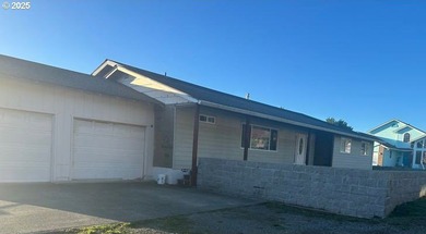 This gorgeous 3 bedroom 3 bath home has been transformed to a - photo 1