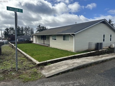 This gorgeous 3 bedroom 3 bath home has been transformed to a - photo 2