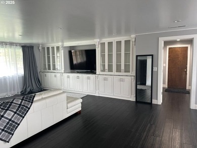 This gorgeous 3 bedroom 3 bath home has been transformed to a - photo 3