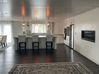This gorgeous 3 bedroom 3 bath home has been transformed to a - photo 6