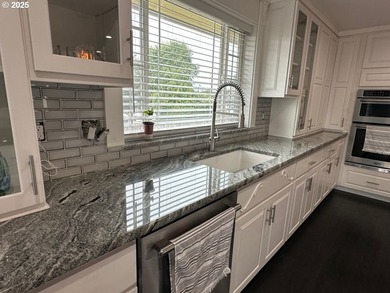 This gorgeous 3 bedroom 3 bath home has been transformed to a - photo 8