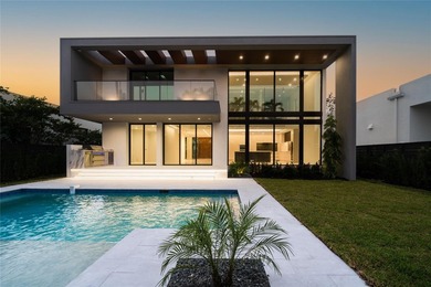 Architectural Modern Masterpiece in Victoria Park Landscaped - photo 1