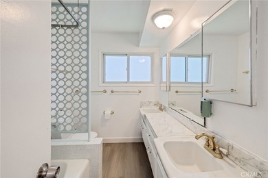 Welcome to this beautifully refreshed 4-bedroom, 2-bathroom - photo 15