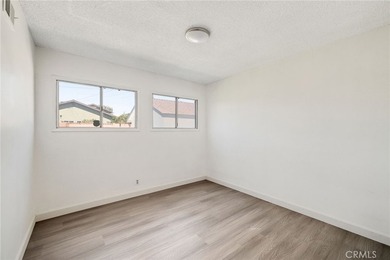Welcome to this beautifully refreshed 4-bedroom, 2-bathroom - photo 22
