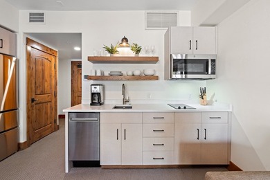 Completely remodeled condo in the Lodge at Osprey Meadows in - photo 4