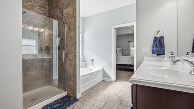 When location is everything! This 3-bed, 2-bath cottage nestled - photo 16