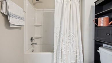 When location is everything! This 3-bed, 2-bath cottage nestled - photo 25