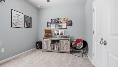 When location is everything! This 3-bed, 2-bath cottage nestled - photo 27