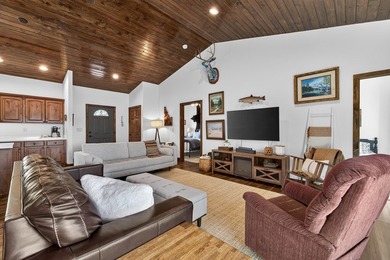 The perfect blend of mountain and modern features! This newer 3 - photo 7