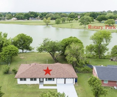 A rare opportunity to own a Lake home where your backyard - photo 1