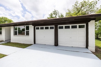 A rare opportunity to own a Lake home where your backyard - photo 3