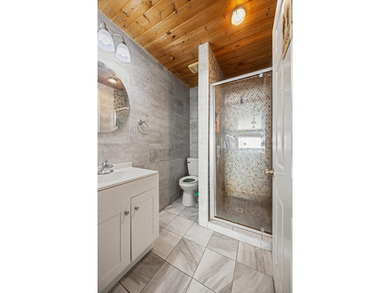 Welcome to an exceptional opportunity to own a well-appointed - photo 18
