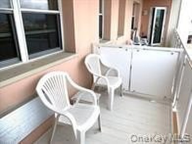 Absolutely Diamond Condition 1 Bedroom, 1 Bath Condo w/ Parking